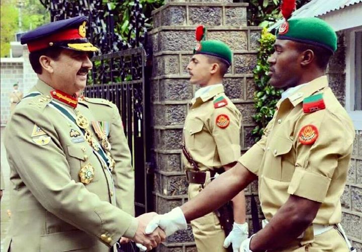 chief of pak army staff(general raheel sharif) Shaking hand with Nigerian cadet at PMA Kakul...!